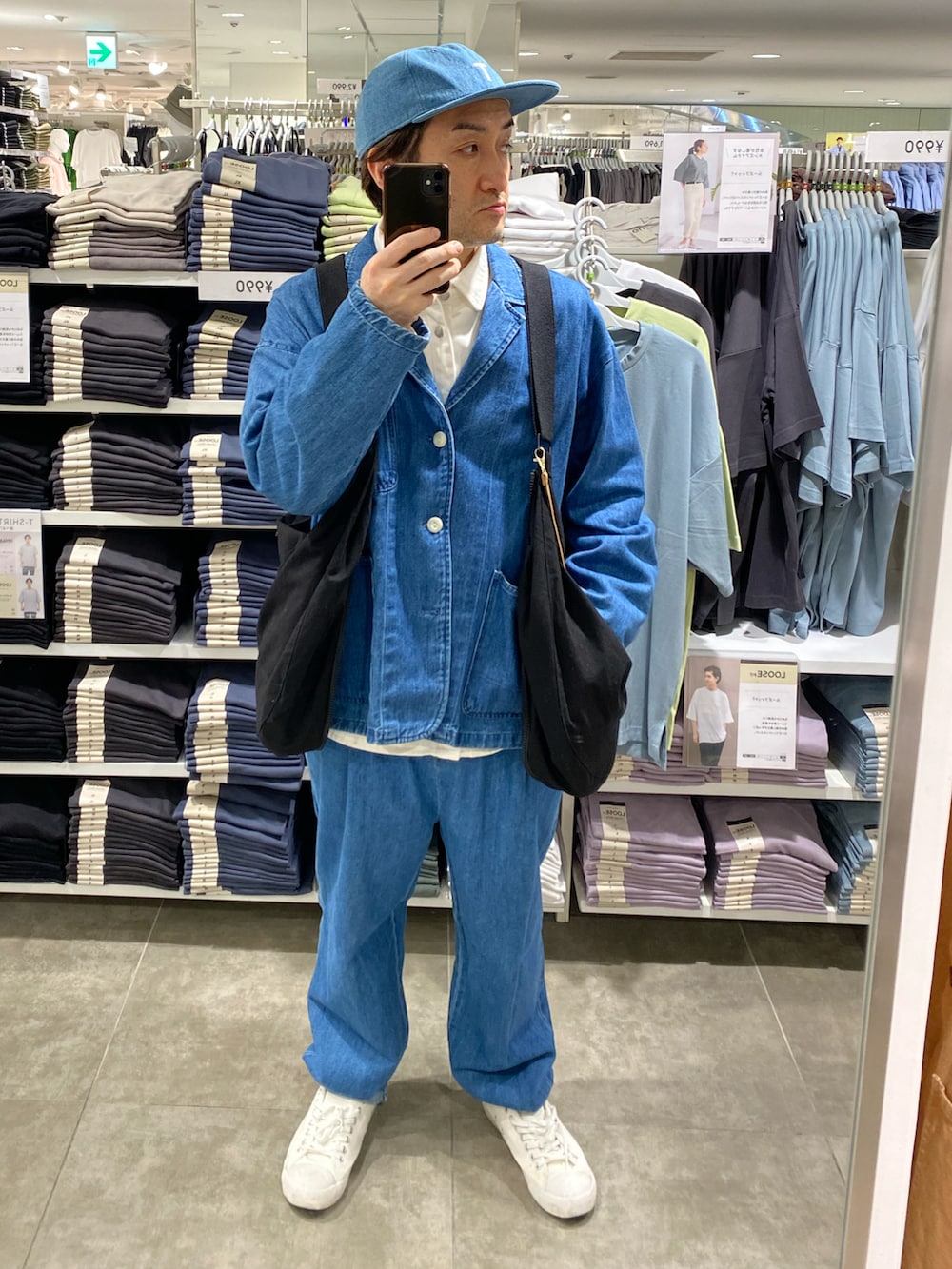 ブルー系のテーラードジャケット、ホワイト系のシャツ/ブラウス、ブルー系のその他パンツを着用したメンズの春コーディネートの2枚目の写真