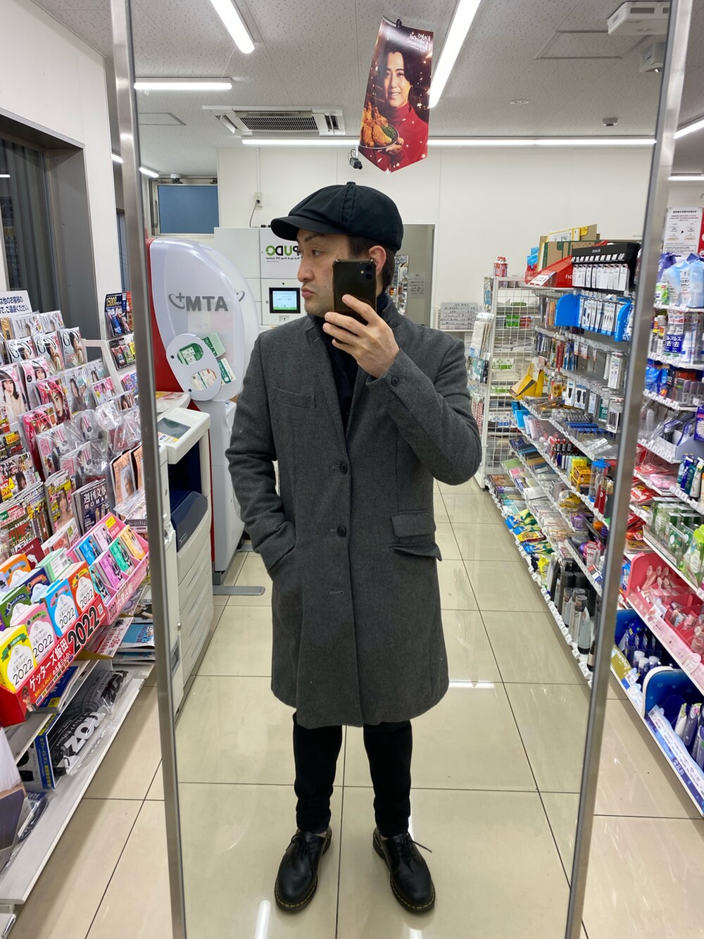 ブラック系のシャツ/ブラウス、ベージュ系のトップス、ブラック系のスウェットパンツを着用したメンズの冬コーディネートの5枚目の写真