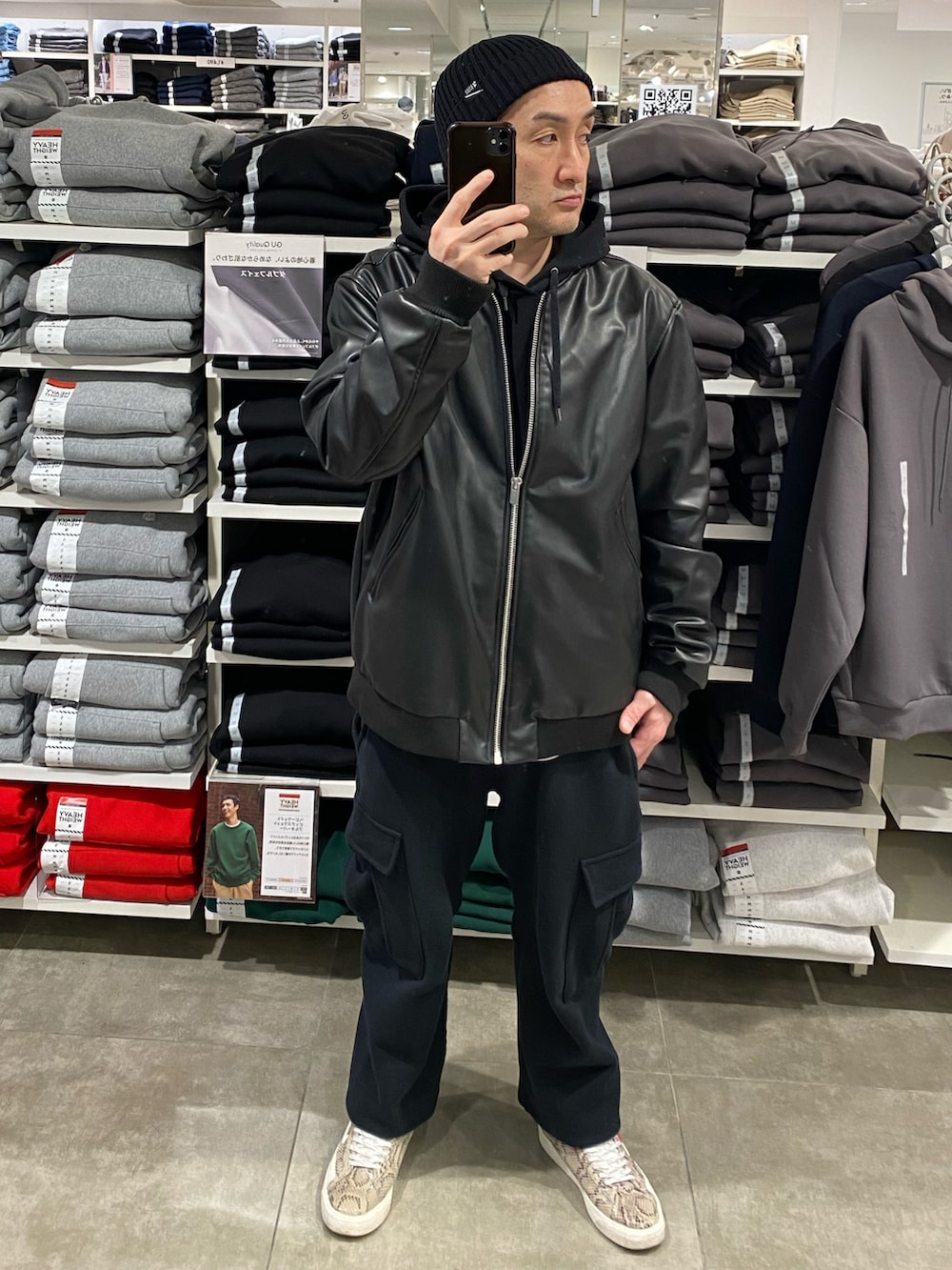 ブラック系のブルゾン、ブラック系のカーゴパンツ、その他のスニーカーを着用したメンズの春コーディネートの4枚目の写真