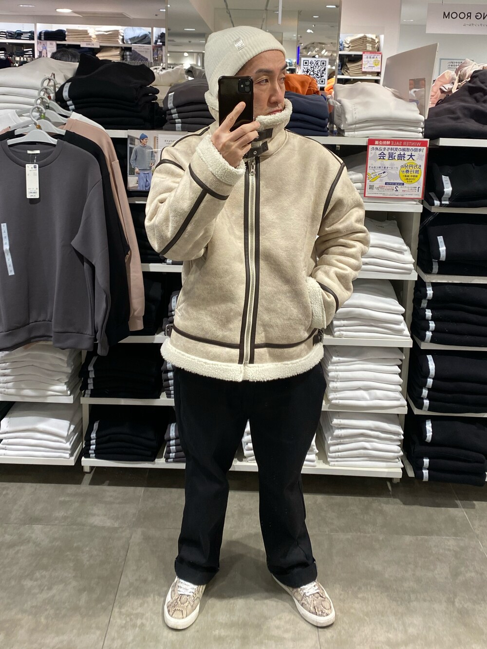 ホワイト系のブルゾン、その他のスニーカー、ブラック系のチノパンツを着用したメンズの冬コーディネートの5枚目の写真