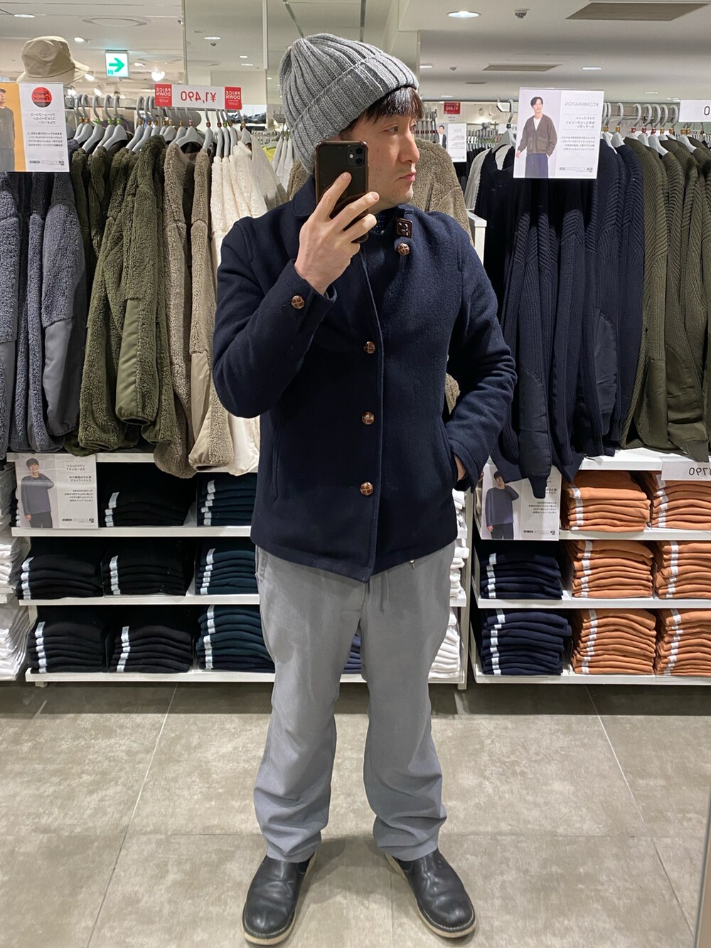 グレー系のスラックス、ブラック系のブーティ、ブルー系のシャツ/ブラウスを着用したメンズの冬コーディネートの4枚目の写真