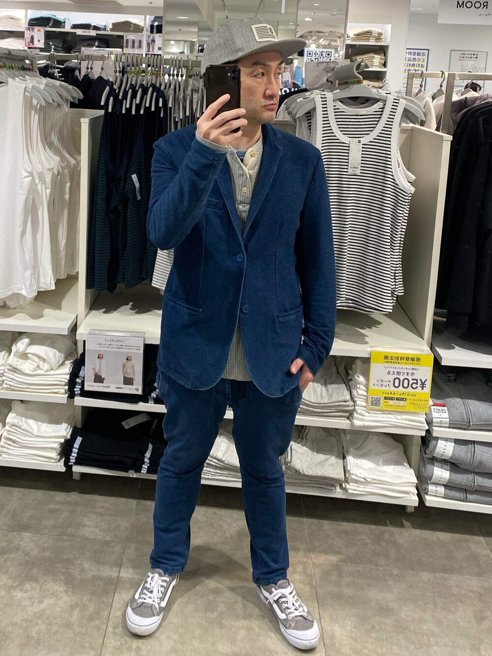 グレー系のスニーカー、ブルー系のスウェットパンツ、ブルー系のテーラードジャケットを着用したメンズの春コーディネートの2枚目の写真