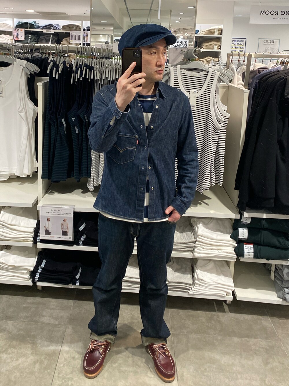 ブルー系のTシャツ/カットソー、ブルー系のシャツ/ブラウス、ブルー系のデニムパンツを着用したメンズの春コーディネートの4枚目の写真