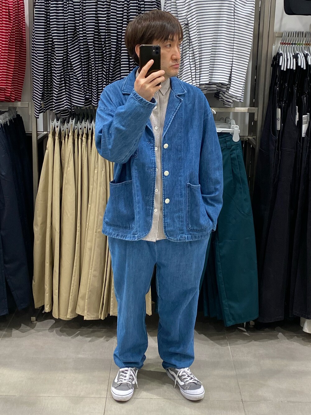 ホワイト系のシャツ/ブラウス、ブルー系のテーラードジャケット、グレー系のスニーカーを着用したメンズの春コーディネートの5枚目の写真