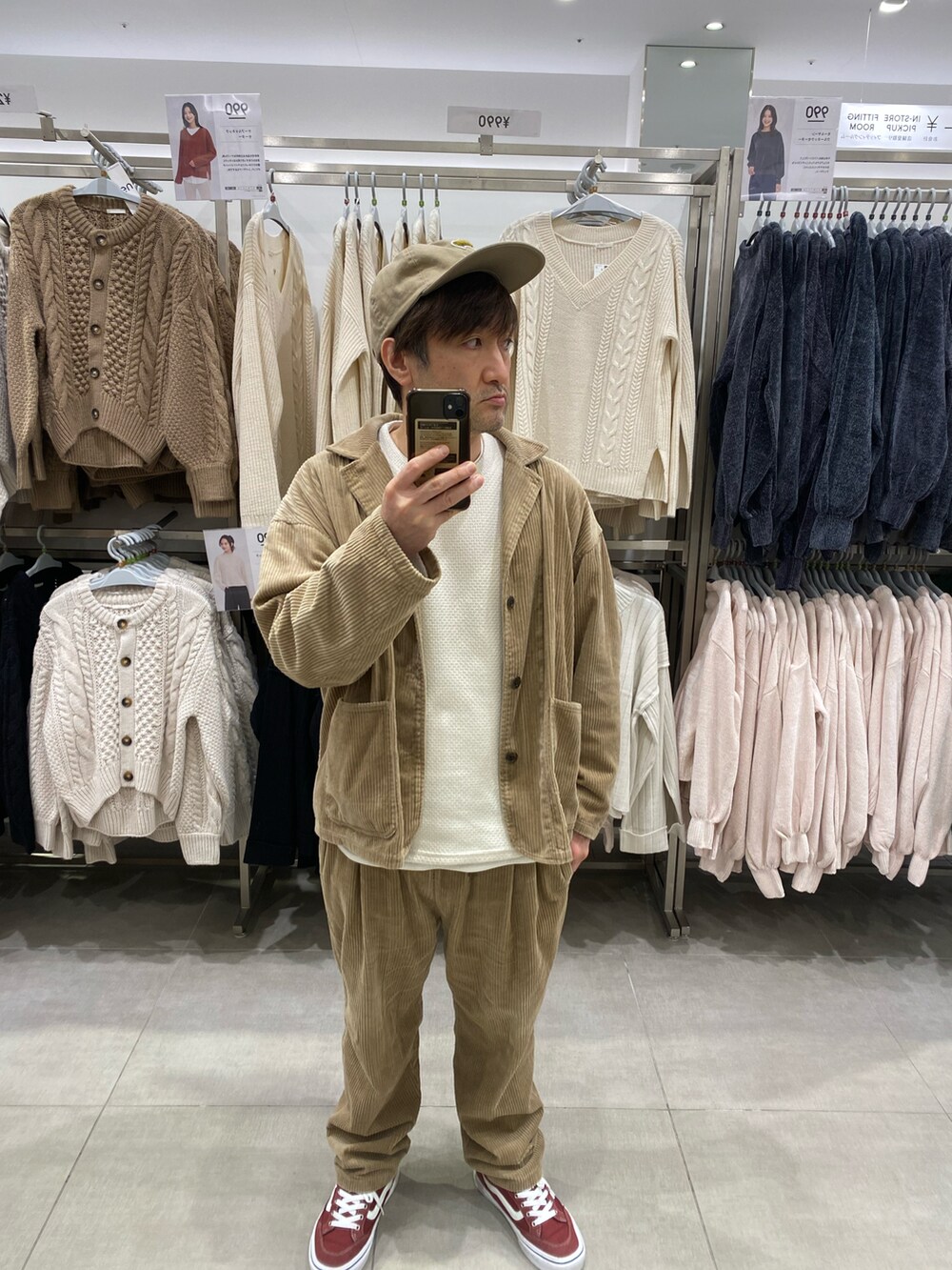 「スニーカー、セットアップ、コーデュロイ、キャップ、笑顔の連鎖反応、おしゃれさんと繋がりたい、おやじコーデ、笑顔拡散、ひとりセットアップ祭、STOP 誹謗中傷、WEARは皆の拠り所、笑顔の輪を繋ごう、繋ごう素敵な心の声を、名前を呼ぶよ🐸」｜「Portのアイテム（キャップ、ベージュ系）」を使った、hiroさん（メンズ・165cm）の秋コーディネートの3枚目の写真