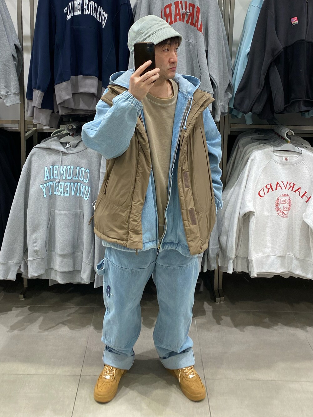 ブラウン系のスウェット、ブルー系のその他パンツ、ブラウン系のスニーカーを着用したメンズの冬コーディネートの2枚目の写真