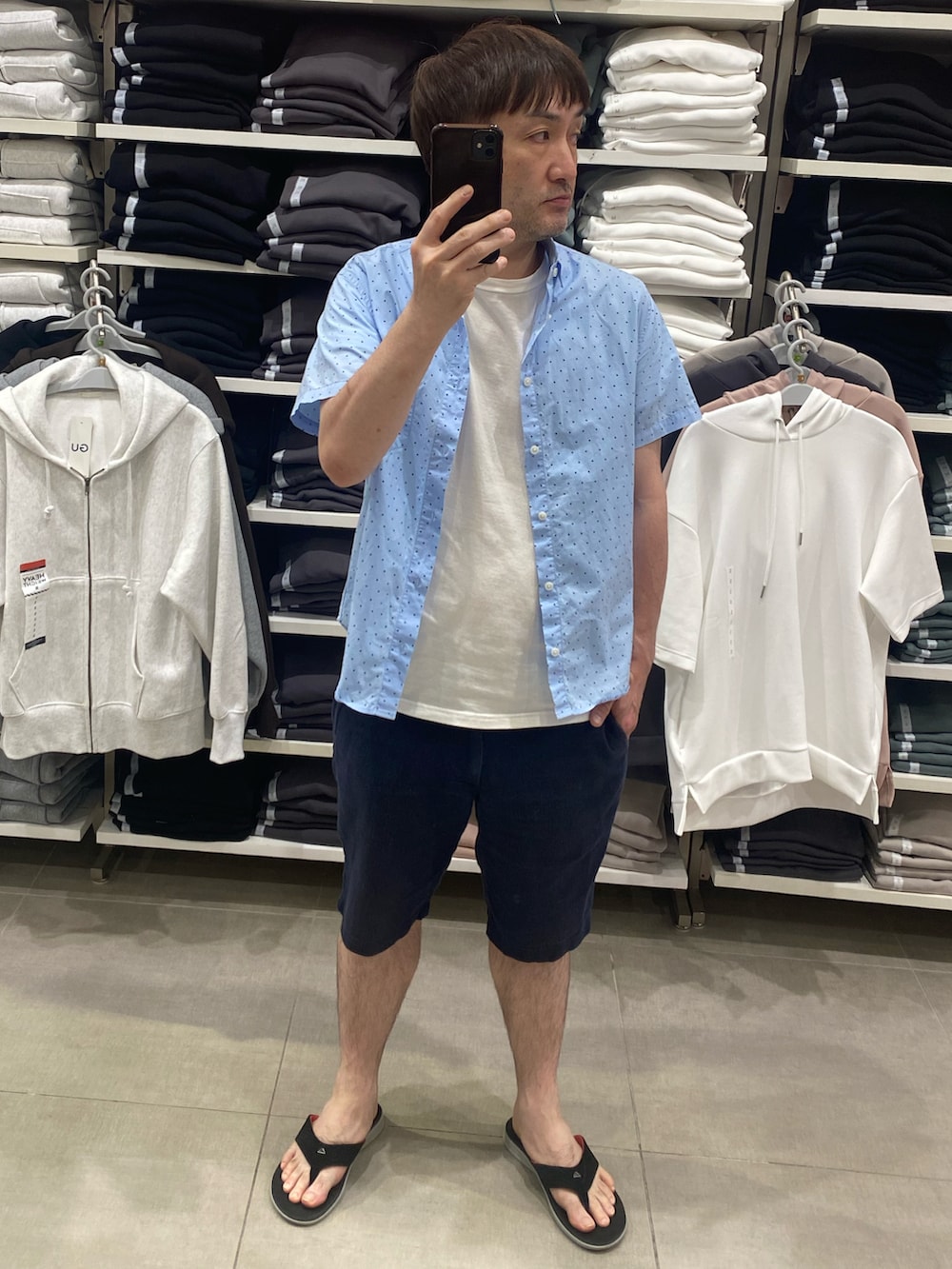 ブルー系のシャツ/ブラウス、ブルー系のその他パンツ、ブラック系のビーチサンダルを着用したメンズの夏コーディネートの3枚目の写真