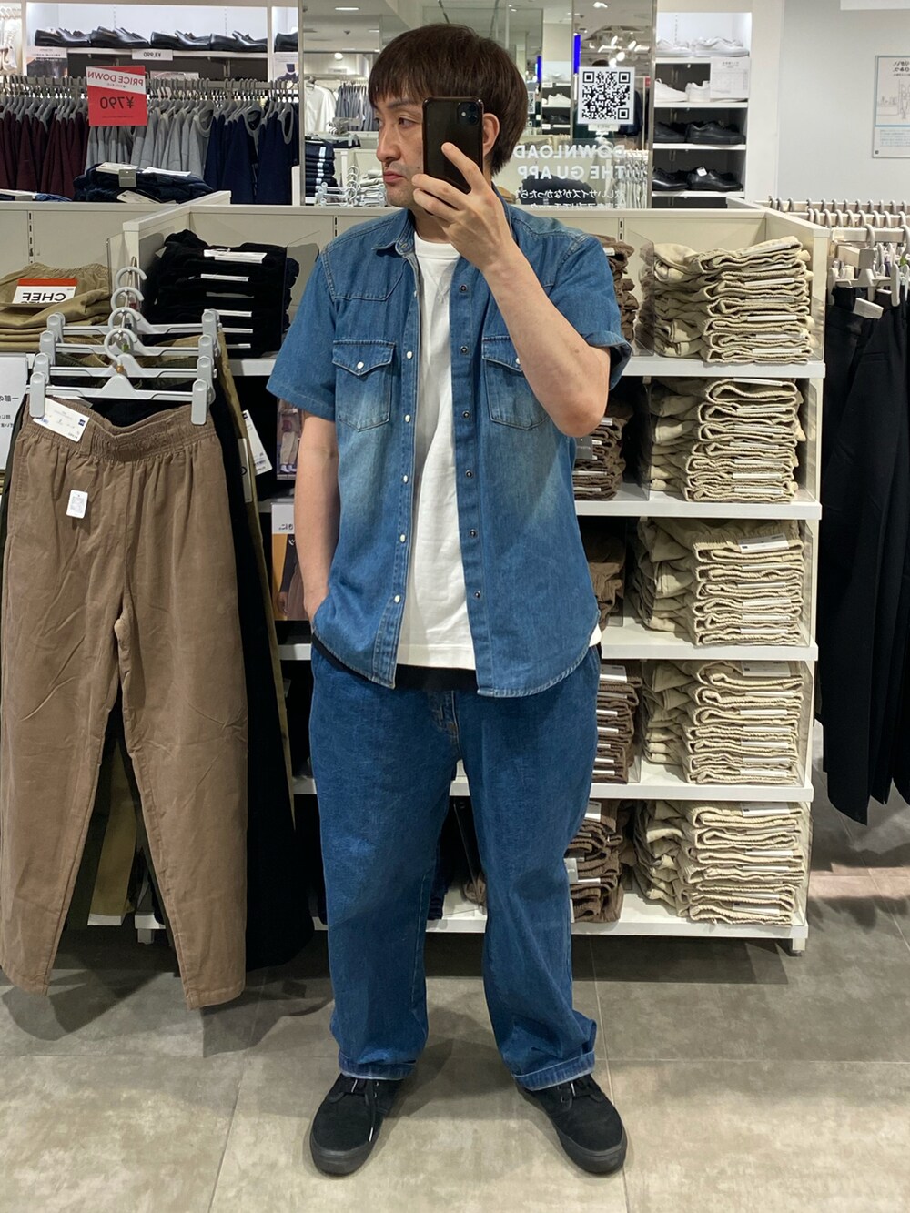 ブルー系のシャツ/ブラウス、ブルー系のデニムパンツ、ホワイト系のTシャツ/カットソーを着用したメンズの夏コーディネートの3枚目の写真