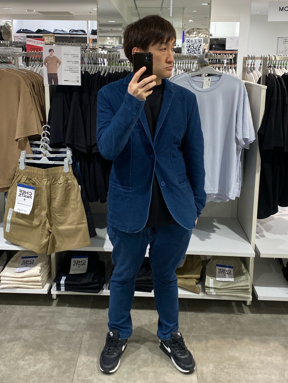 ブラック系のスウェット、ブルー系のテーラードジャケット、ブルー系のスウェットパンツを着用したメンズの春コーディネートの4枚目の写真