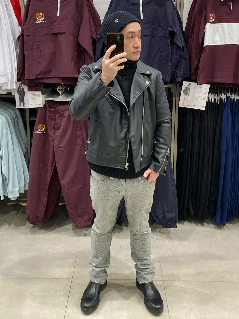 ブラック系のライダースジャケット、ブラック系のニット/セーター、その他のパンツを着用したメンズの春コーディネートの2枚目の写真