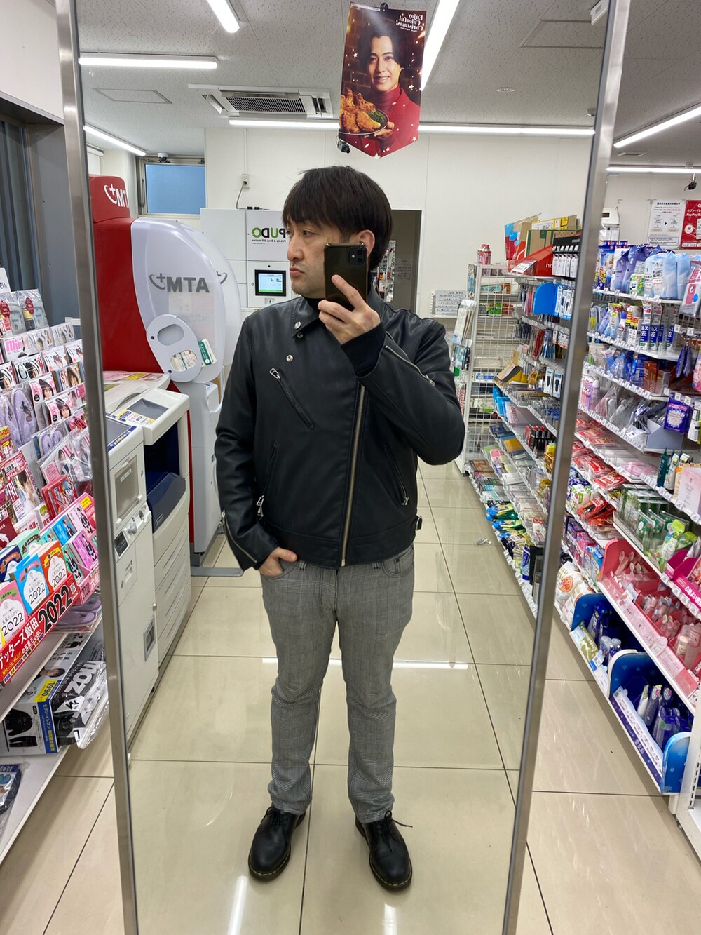 その他のパンツ、ブラック系のライダースジャケット、ブラック系のドレスシューズを着用したメンズの冬コーディネートの3枚目の写真