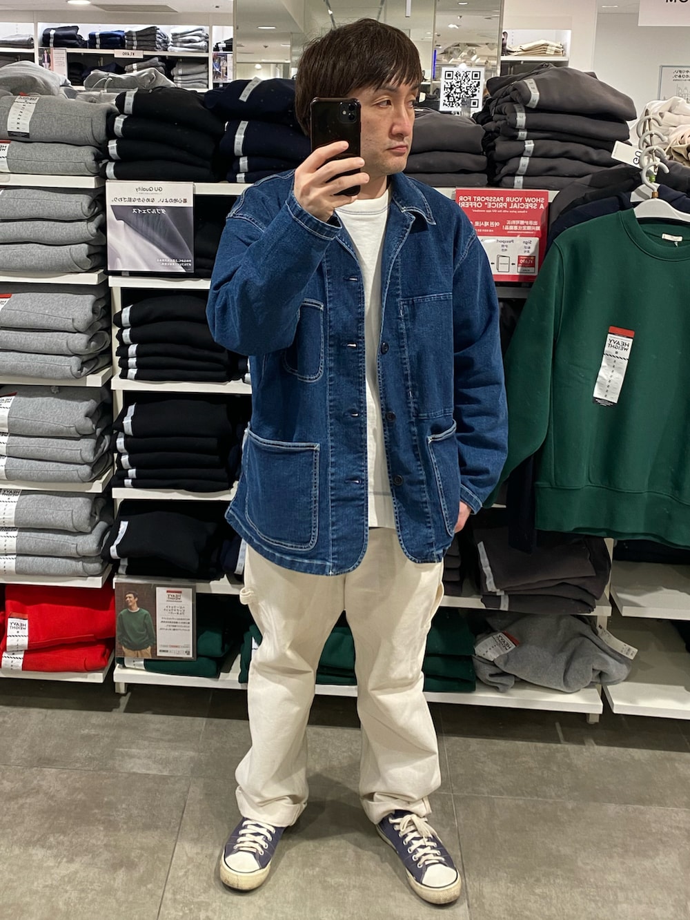 ブルー系のカバーオール、ホワイト系のその他パンツ、ブルー系のスニーカーを着用したメンズの春コーディネートの3枚目の写真