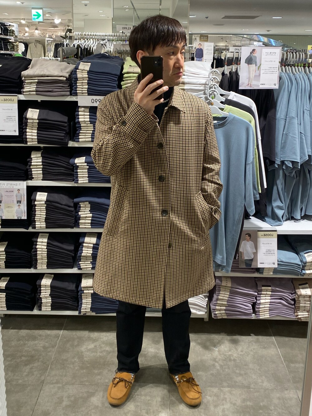 その他のステンカラーコート、ブラック系のデニムパンツ、ベージュ系のモカシン/デッキシューズを着用したメンズの春コーディネートの2枚目の写真