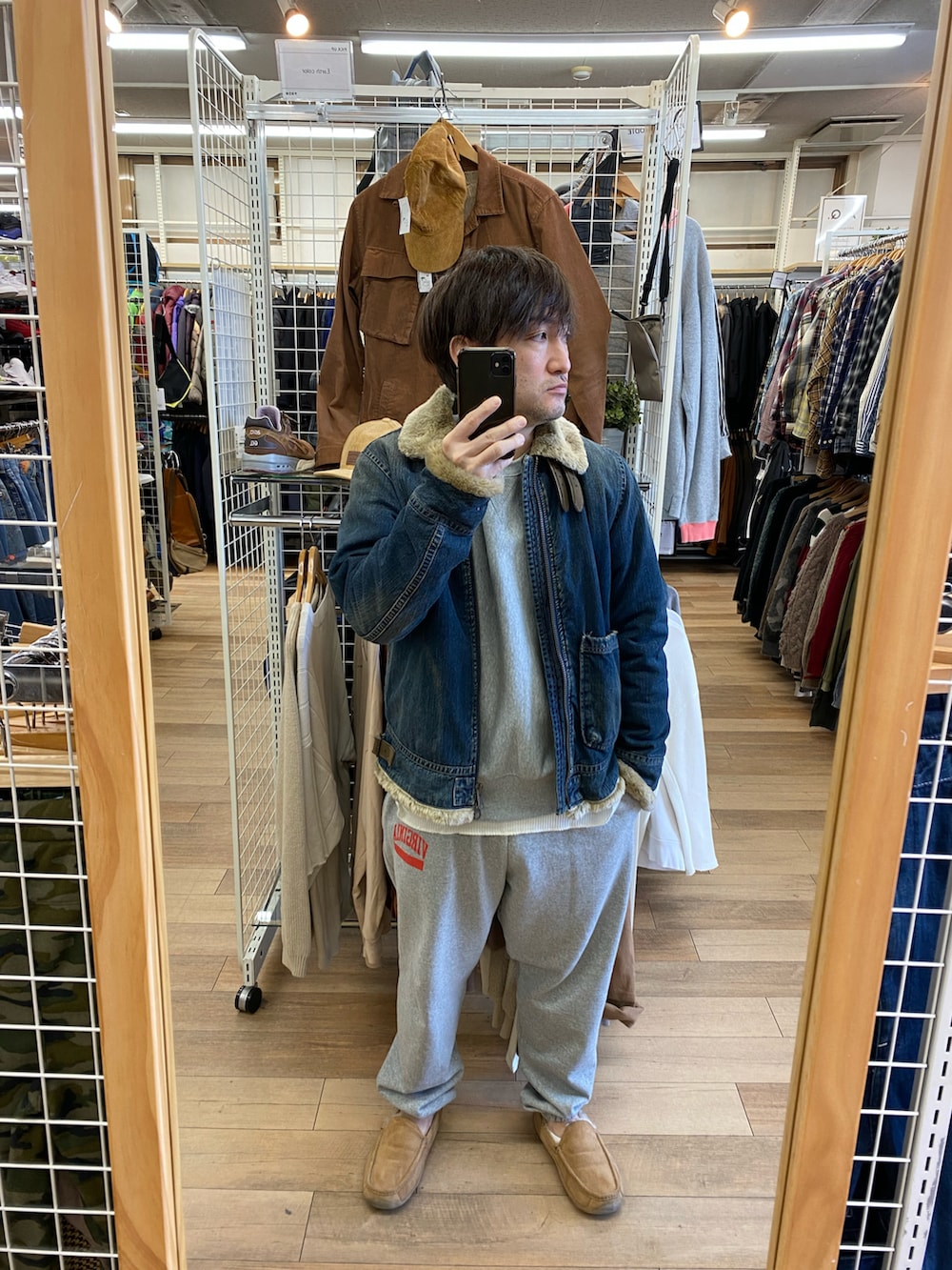 グレー系のスウェット、グレー系のスウェットパンツ、ブラック系のモカシン/デッキシューズを着用したメンズの冬コーディネートの3枚目の写真