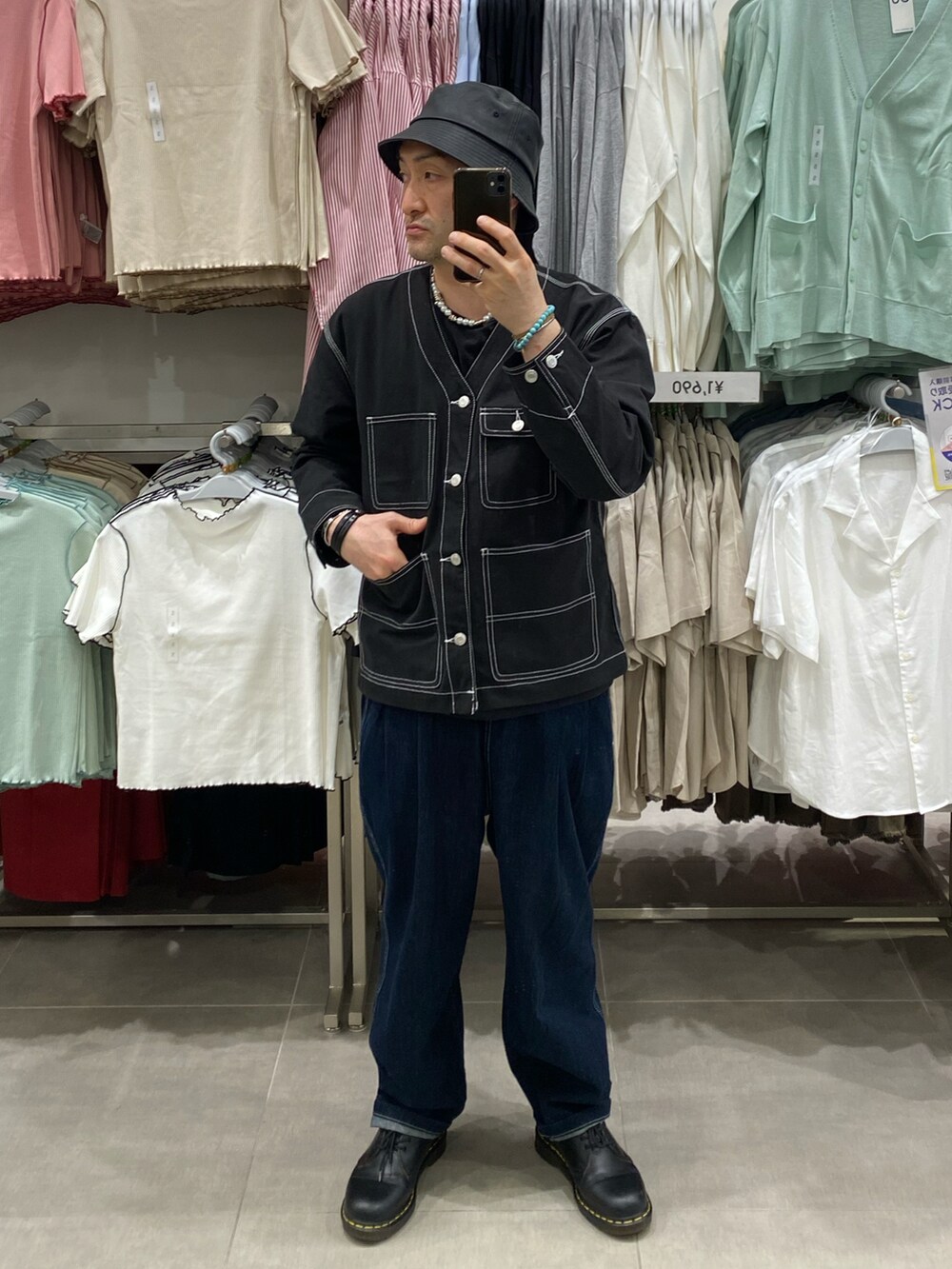 ブルー系のデニムジャケット、ブルー系のデニムパンツ、ブラック系のドレスシューズを着用したメンズの春コーディネートの5枚目の写真