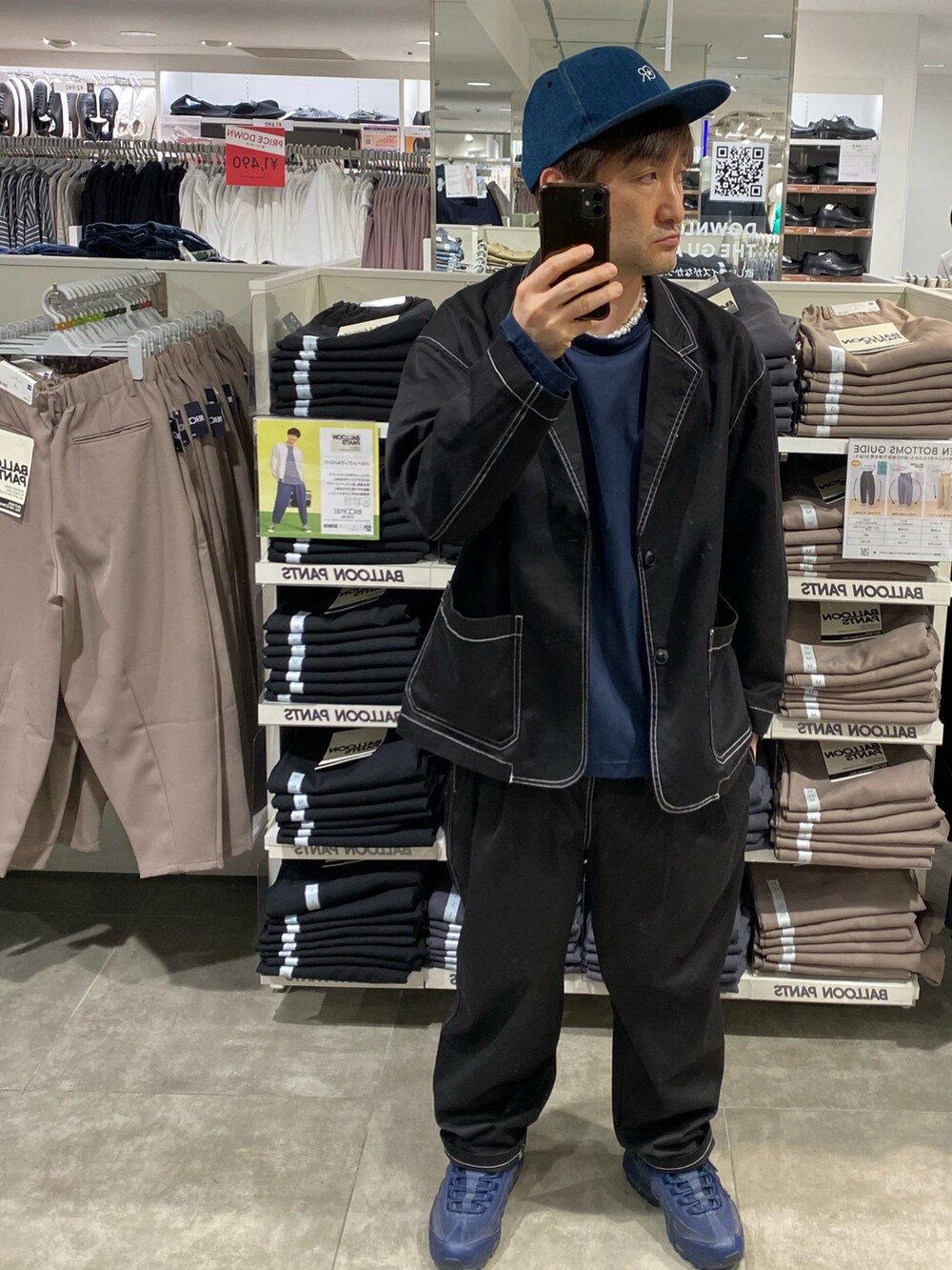 ブルー系のデニムジャケット、ブラック系のパンツ、ブルー系のスニーカーを着用したメンズの春コーディネートの4枚目の写真