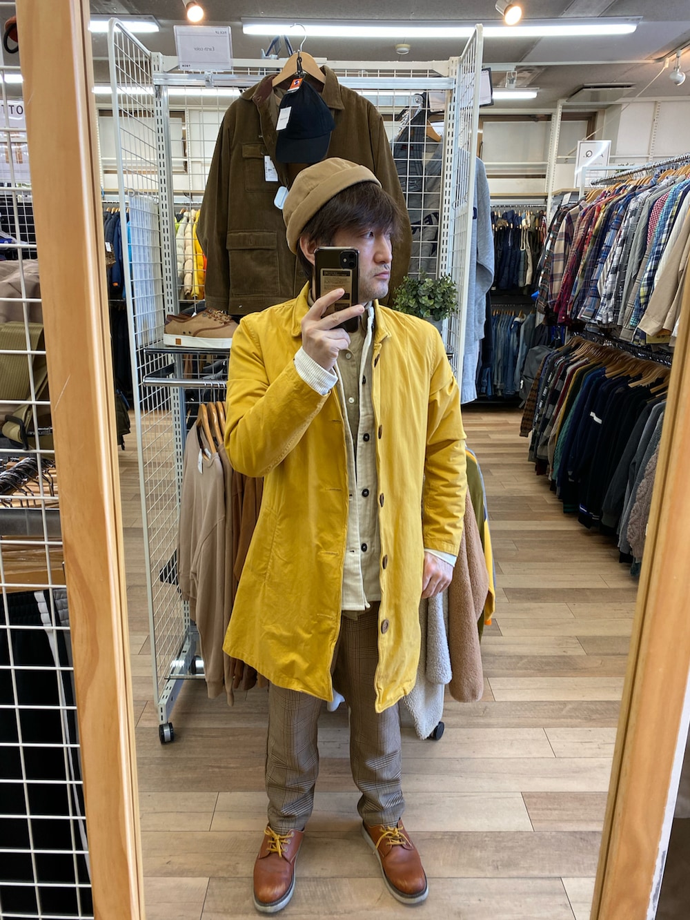 ベージュ系のその他パンツ、ブラウン系のシューズ、ベージュ系のシャツ/ブラウスを着用したメンズの冬コーディネートの2枚目の写真