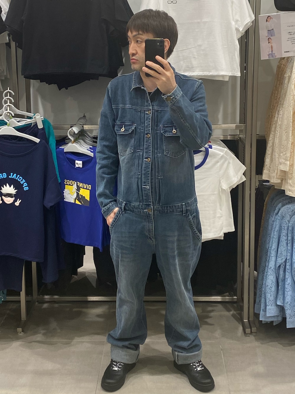 ブルー系のつなぎ/オールインワン、ブラック系のスニーカー、ブラック系のハットを着用したメンズの夏コーディネートの2枚目の写真