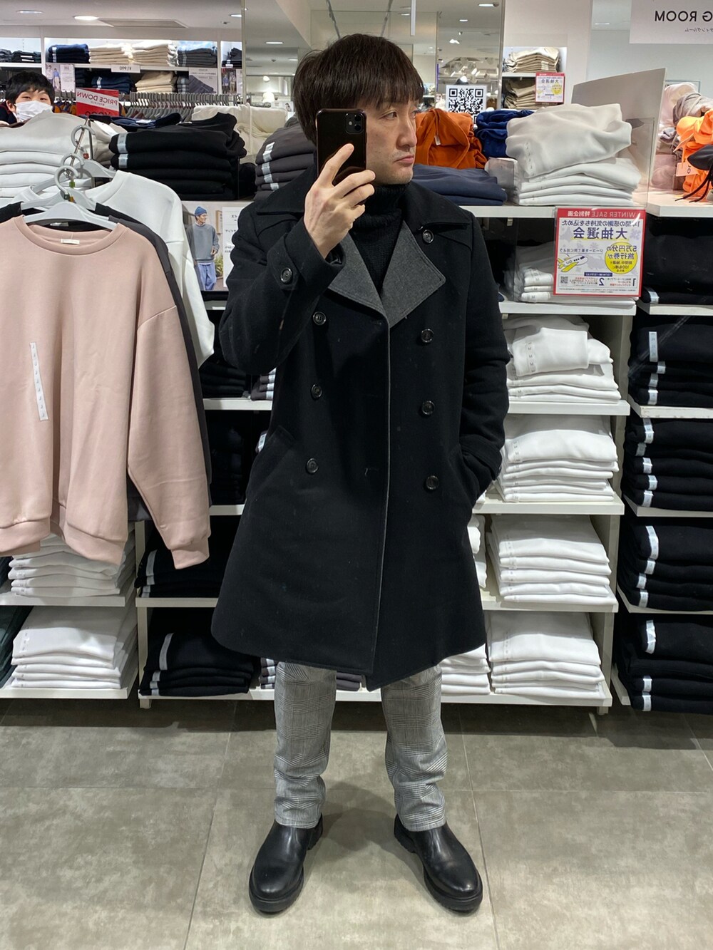 ブラック系のジャケット/アウター、ブラック系のニット/セーター、その他のパンツを着用したメンズの冬コーディネートの4枚目の写真