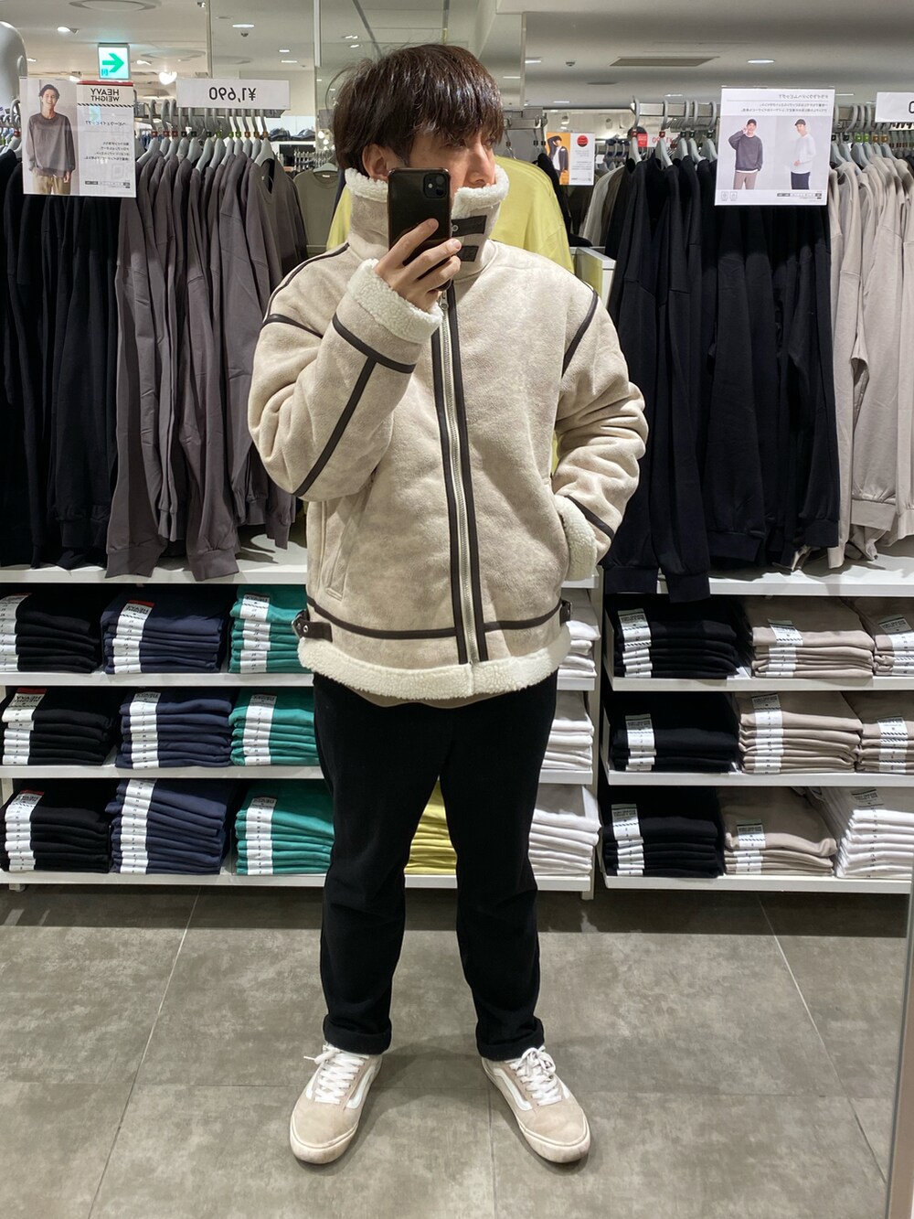 ブラウン系のスウェット、ブラック系のその他パンツ、ベージュ系のスニーカーを着用したメンズの冬コーディネートの4枚目の写真