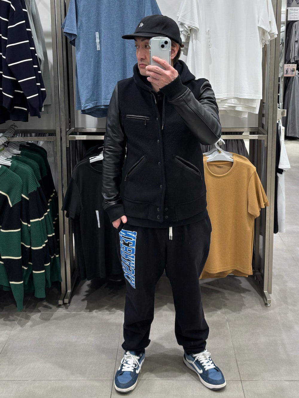 ブラック系のスタジャン、ブラック系のスウェットパンツ、ブラック系のキャップを着用したメンズの冬コーディネートの2枚目の写真