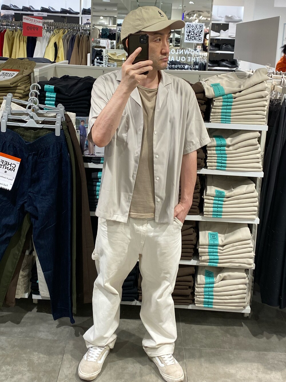 ベージュ系のスニーカー、グレー系のシャツ/ブラウス、ベージュ系のキャップを着用したメンズの夏コーディネートの2枚目の写真