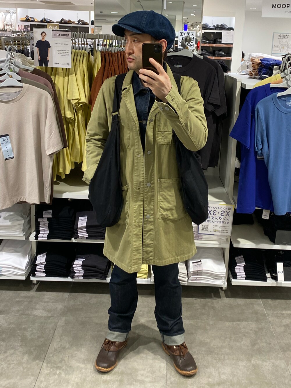 グリーン系のその他アウター、ブルー系のデニムジャケット、ブルー系のデニムパンツを着用したメンズの春コーディネートの3枚目の写真