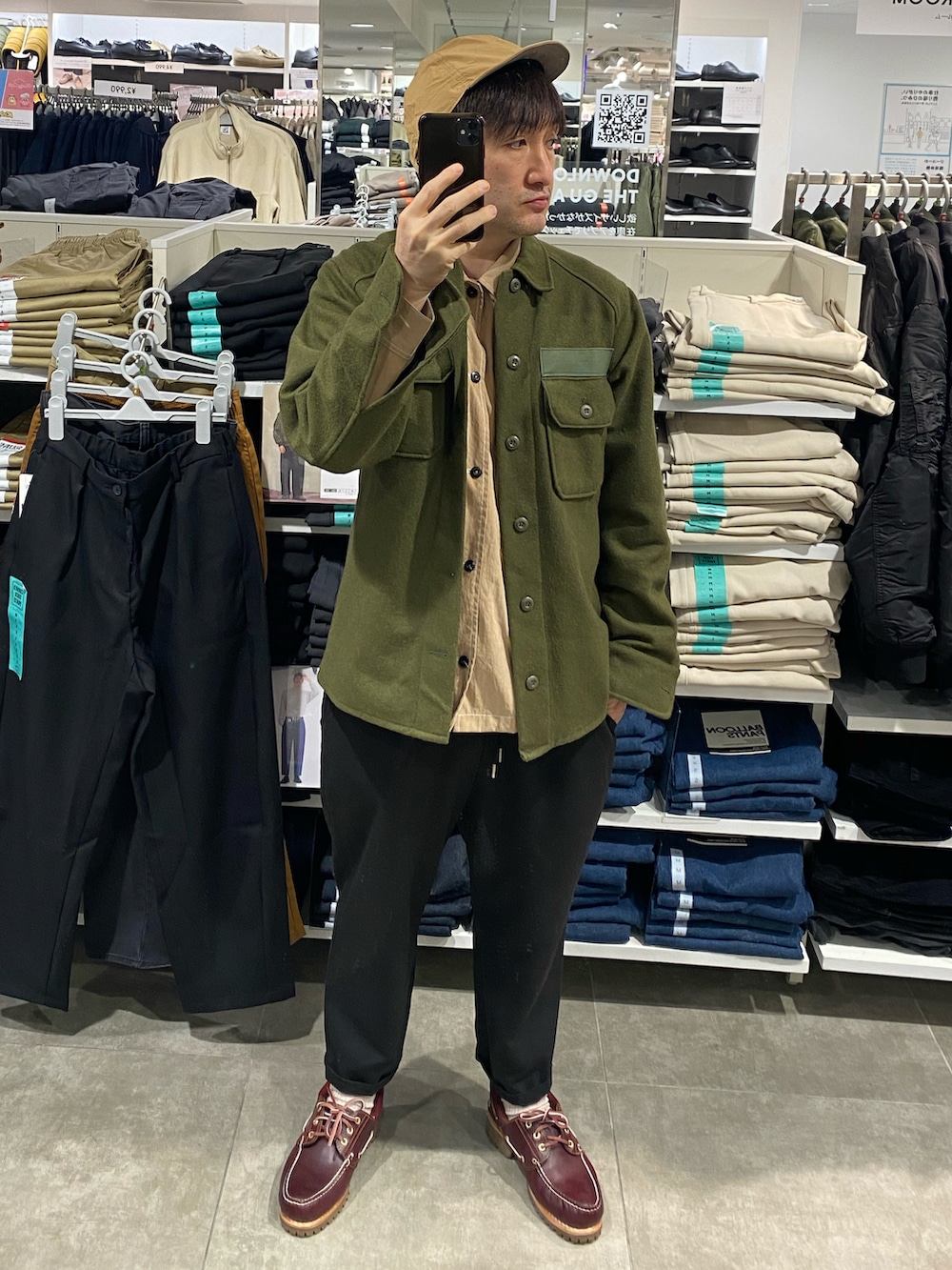 ベージュ系のシャツ/ブラウス、ブラック系のスウェットパンツ、ブラウン系のモカシン/デッキシューズを着用したメンズの秋コーディネートの2枚目の写真