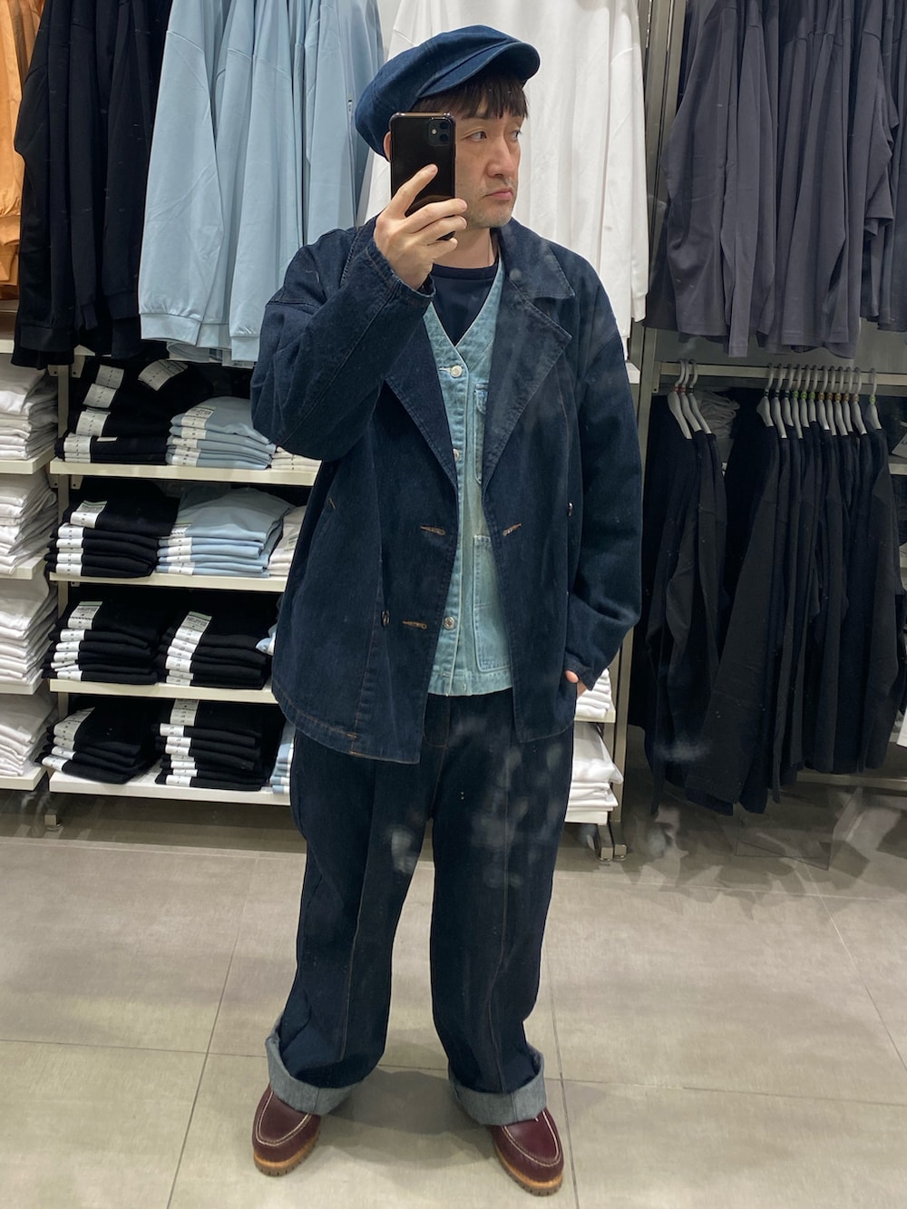 ブルー系のデニムジャケット、ブルー系のデニムパンツ、ブラウン系のモカシン/デッキシューズを着用したメンズの春コーディネートの3枚目の写真