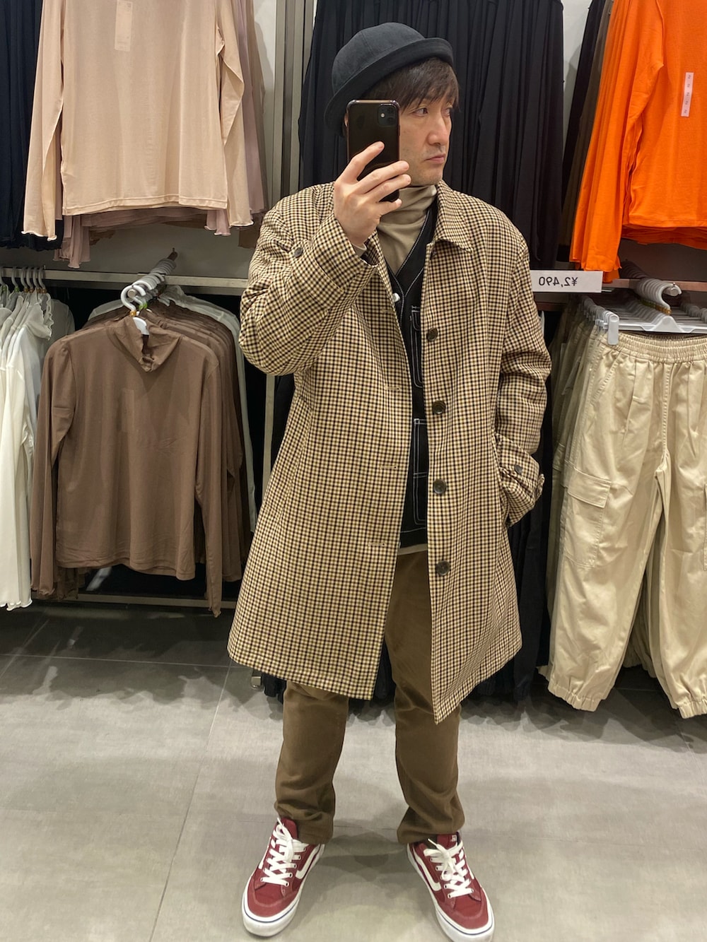 その他のステンカラーコート、ブラウン系のパンツ、レッド系のスニーカーを着用したメンズの冬コーディネートの2枚目の写真