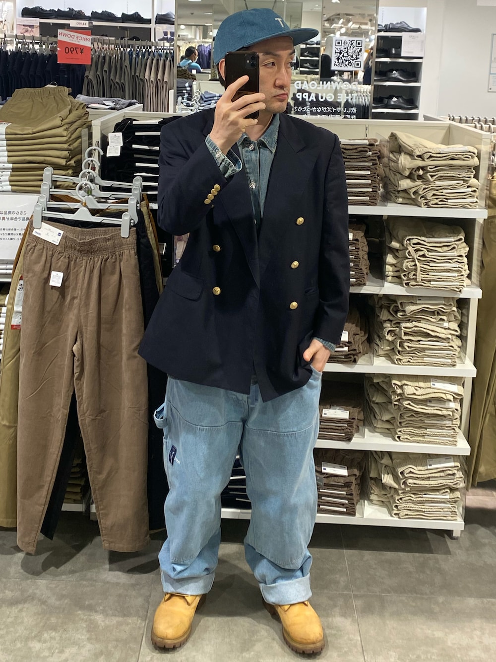 ブルー系のテーラードジャケット、ブラック系のショルダーバッグ、ブルー系のその他パンツを着用したメンズの秋コーディネートの2枚目の写真