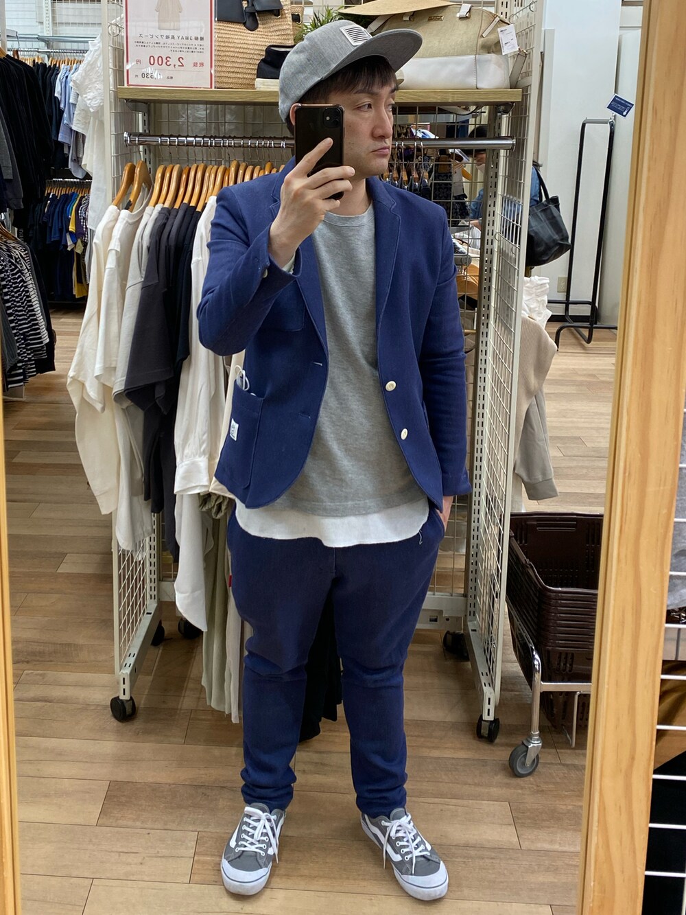 ブルー系のテーラードジャケット、ブルー系のスウェットパンツ、グレー系のスニーカーを着用したメンズの春コーディネートの4枚目の写真
