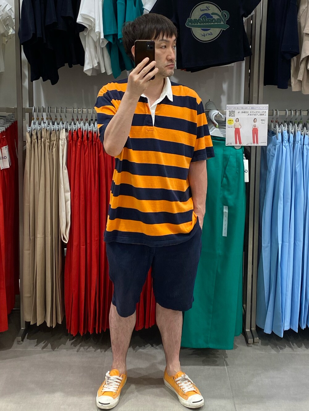 オレンジ系のスニーカー、その他のその他トップス、ブルー系の帽子を着用したメンズの夏コーディネートの4枚目の写真