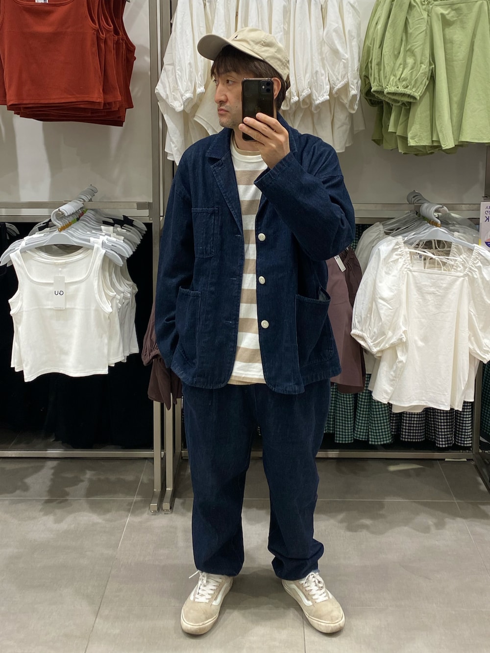 ブルー系のテーラードジャケット、ベージュ系のTシャツ/カットソー、ベージュ系のスニーカーを着用したメンズの春コーディネートの4枚目の写真