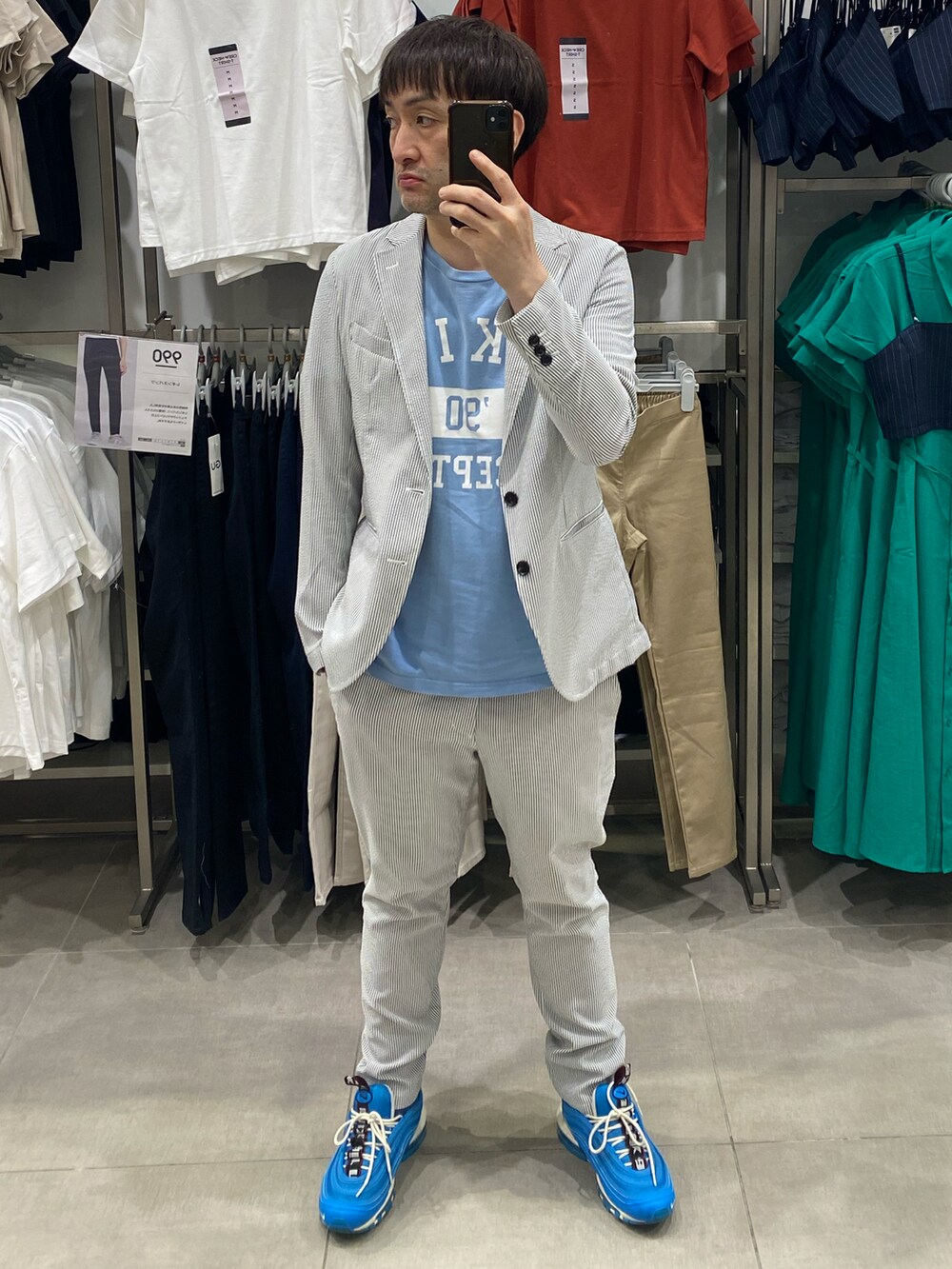 その他のスラックス、その他のテーラードジャケット、ブルー系のTシャツ/カットソーを着用したメンズの秋コーディネートの4枚目の写真