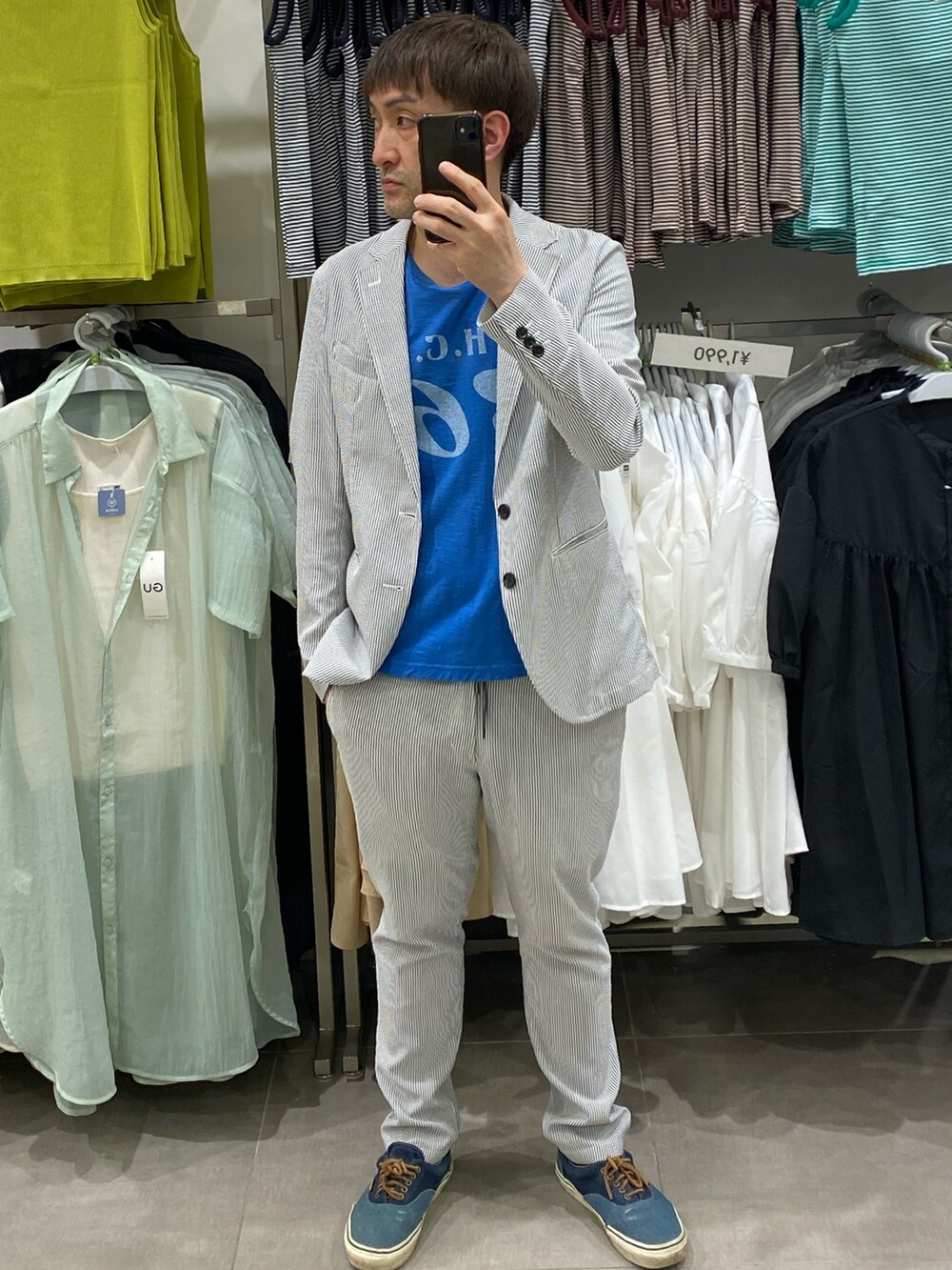 ブルー系のTシャツ/カットソー、その他のテーラードジャケット、その他のスラックスを着用したメンズの夏コーディネートの3枚目の写真