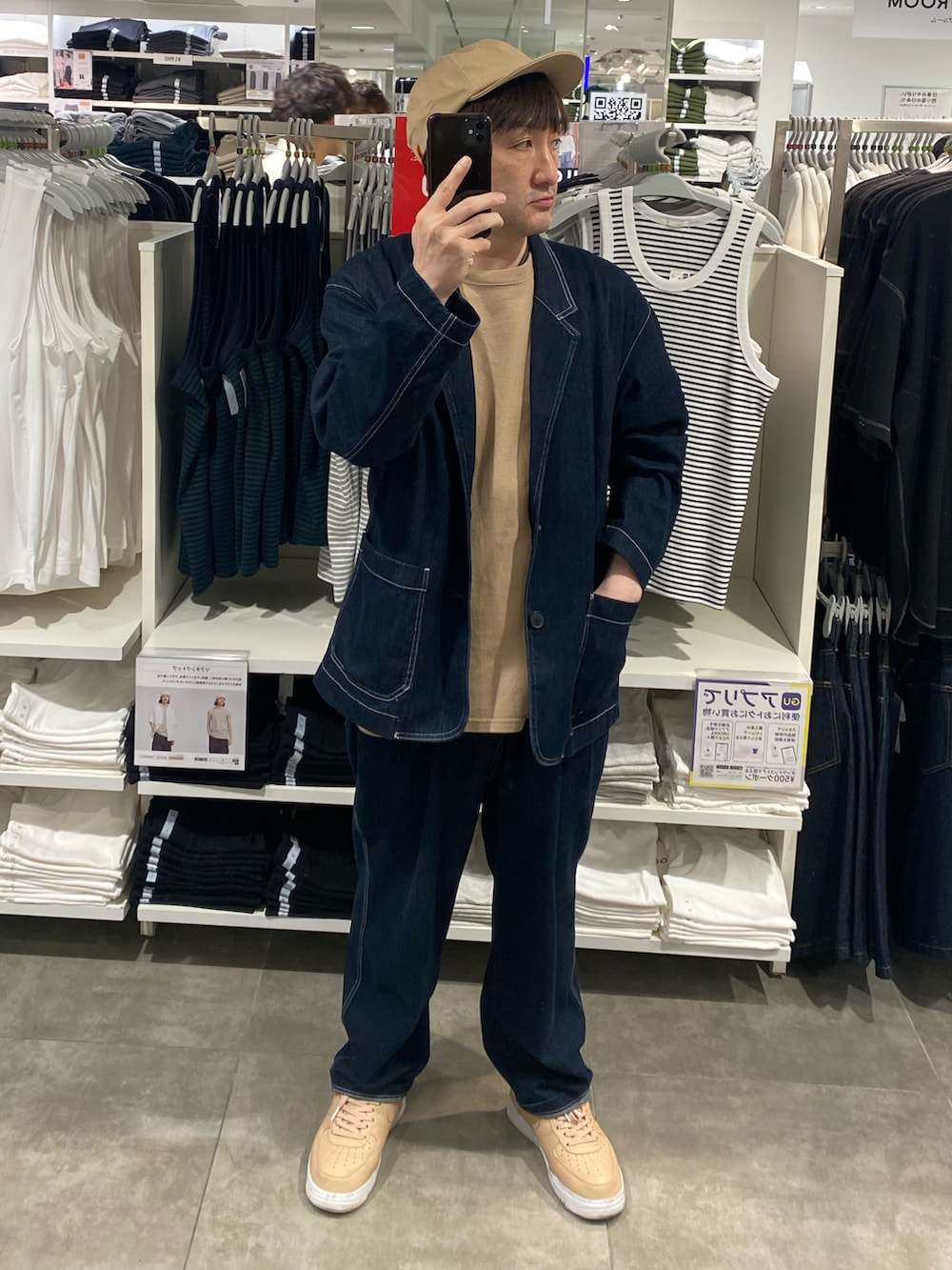 ブルー系のデニムジャケット、ベージュ系のTシャツ/カットソー、ブルー系のデニムパンツを着用したメンズの夏コーディネートの2枚目の写真