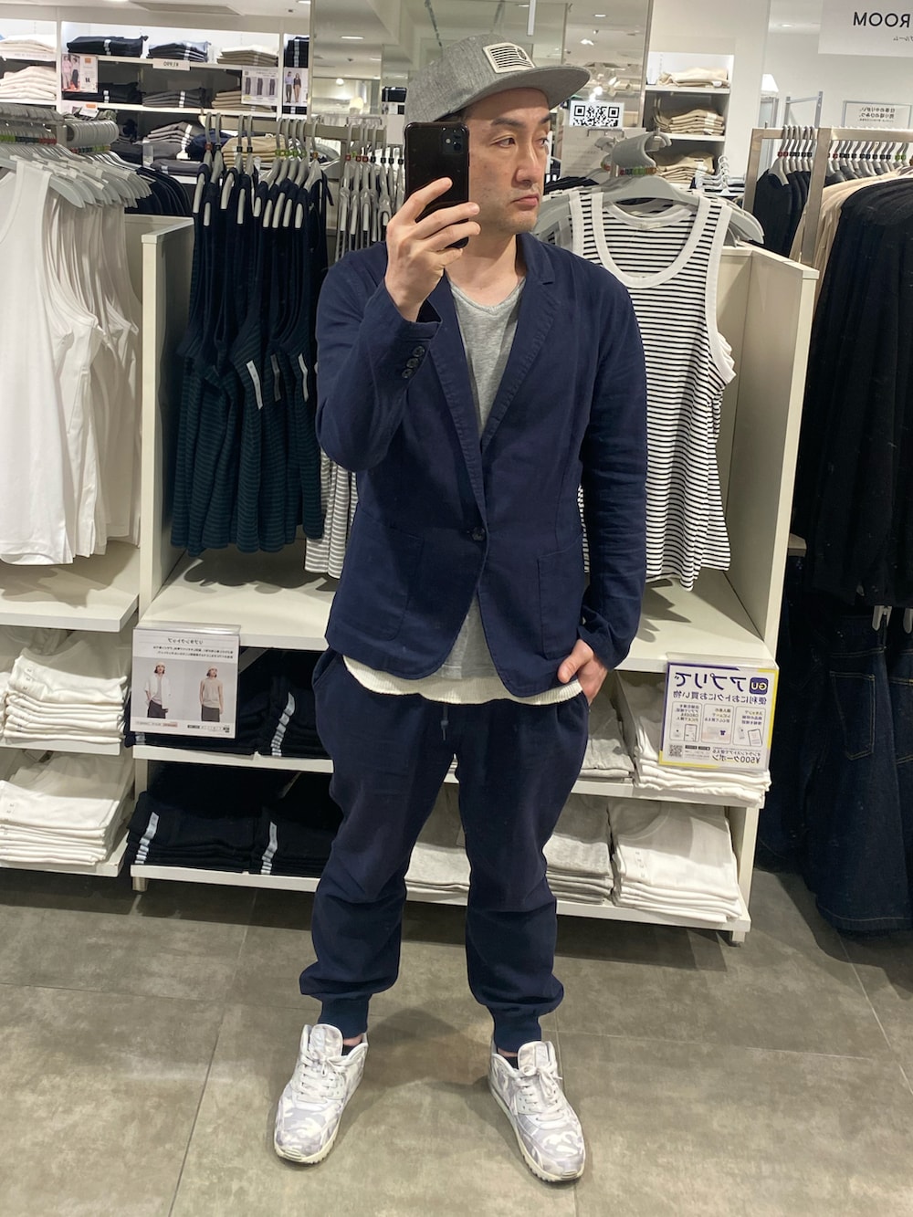 ブルー系のテーラードジャケット、ブルー系のその他パンツ、シルバー系のスニーカーを着用したメンズの夏コーディネートの4枚目の写真