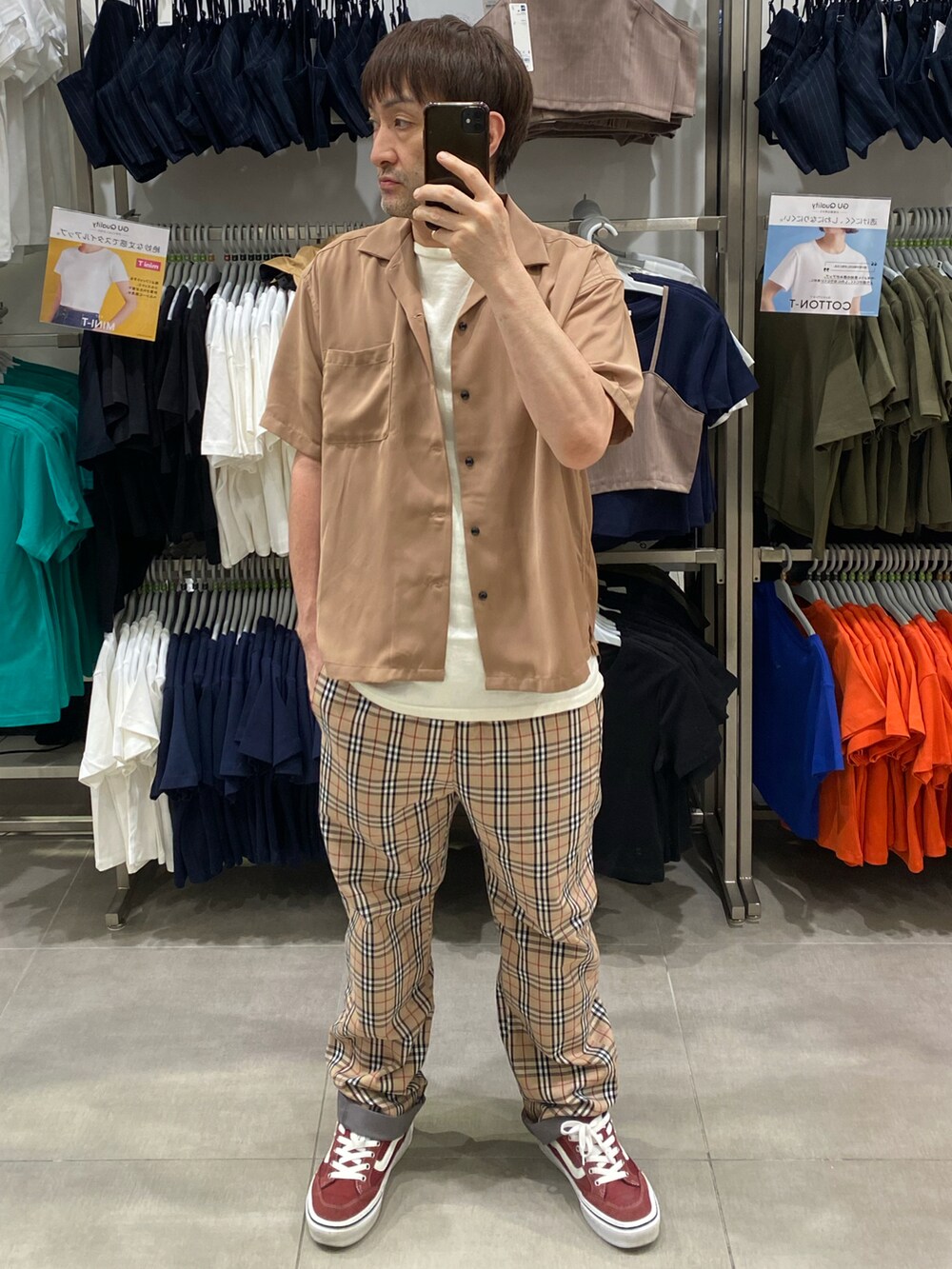 ブラウン系のシャツ/ブラウス、ホワイト系のTシャツ/カットソー、ベージュ系のパンツを着用したメンズの秋コーディネートの4枚目の写真