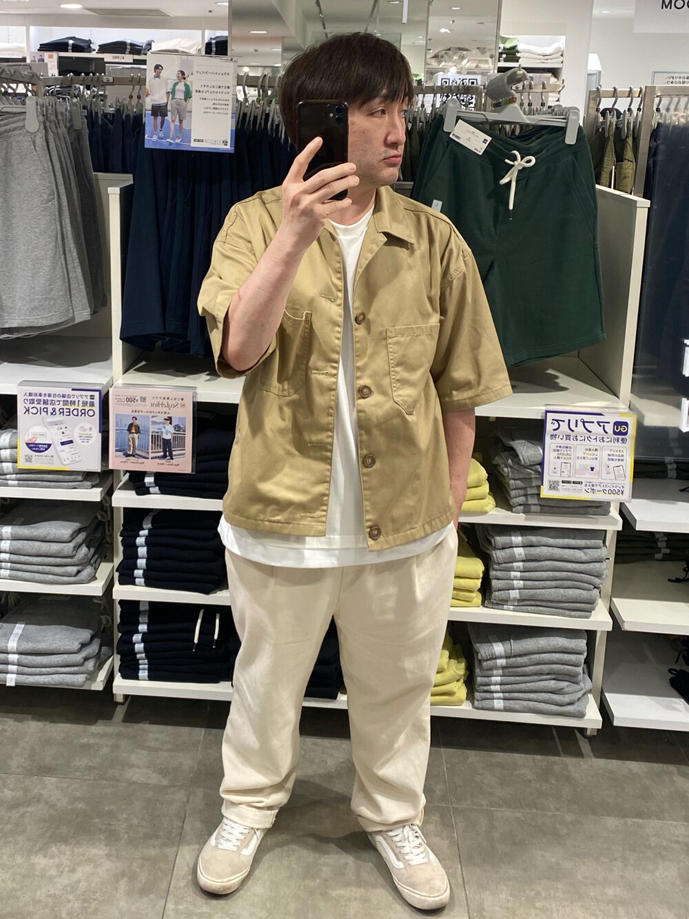 ブラウン系のシャツ/ブラウス、ホワイト系のTシャツ/カットソー、ホワイト系のスラックスを着用したメンズの夏コーディネートの3枚目の写真