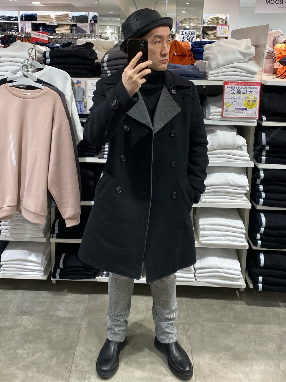 ブラック系のジャケット/アウター、ブラック系のニット/セーター、その他のパンツを着用したメンズの冬コーディネートの2枚目の写真