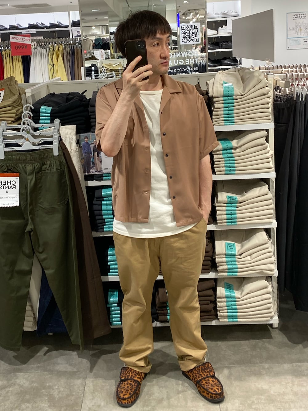 その他のスニーカー、ブラウン系のシャツ/ブラウス、ベージュ系のハンチング/ベレー帽を着用したメンズの夏コーディネートの5枚目の写真