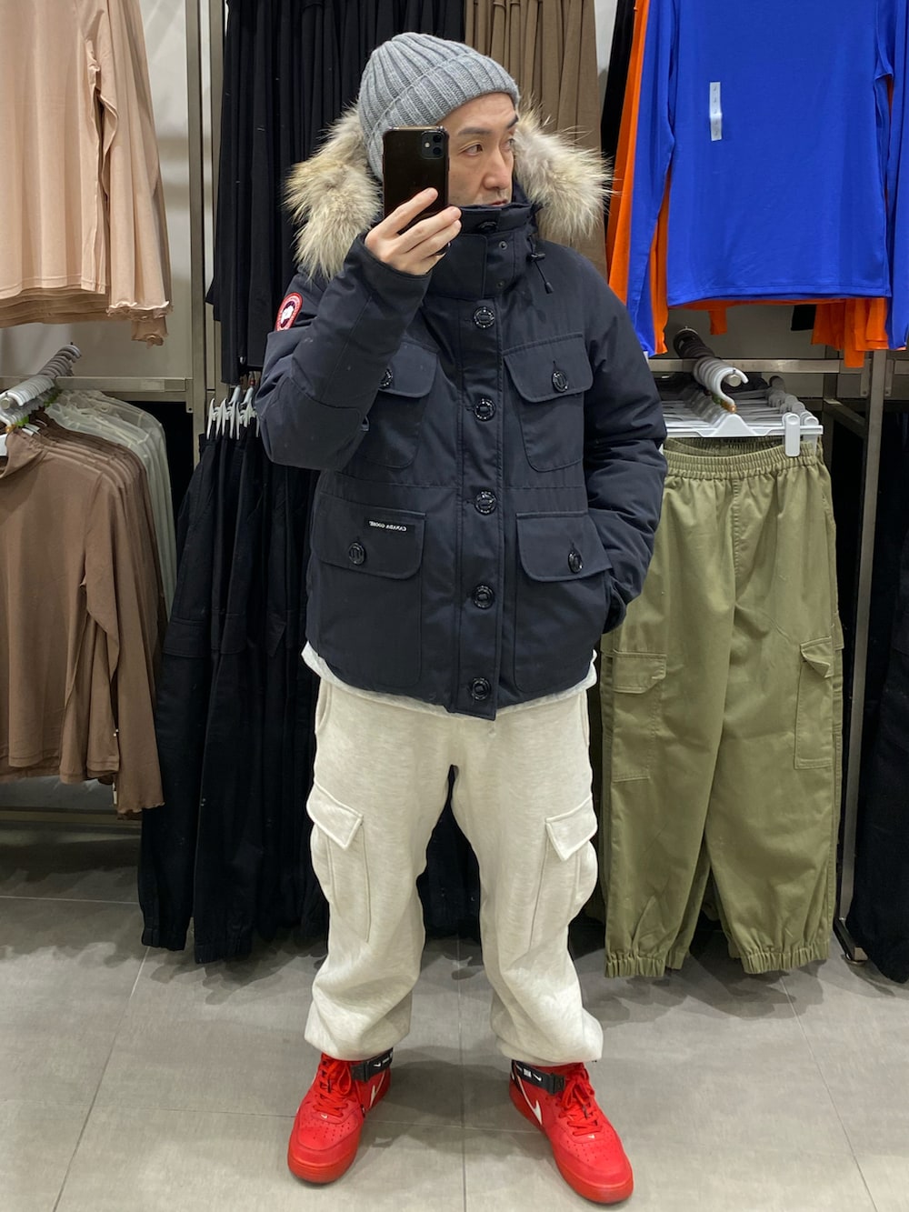 ブルー系のダウンジャケット/コート、グレー系のカーゴパンツ、レッド系のスニーカーを着用したメンズの冬コーディネートの5枚目の写真