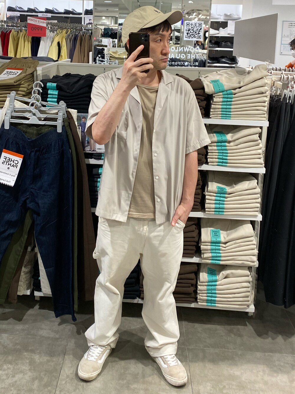 ベージュ系のスニーカー、グレー系のシャツ/ブラウス、ベージュ系のキャップを着用したメンズの夏コーディネートの4枚目の写真