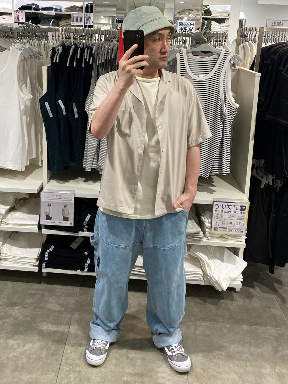 グレー系のシャツ/ブラウス、ブルー系のその他パンツ、グレー系のスニーカーを着用したメンズの夏コーディネートの4枚目の写真