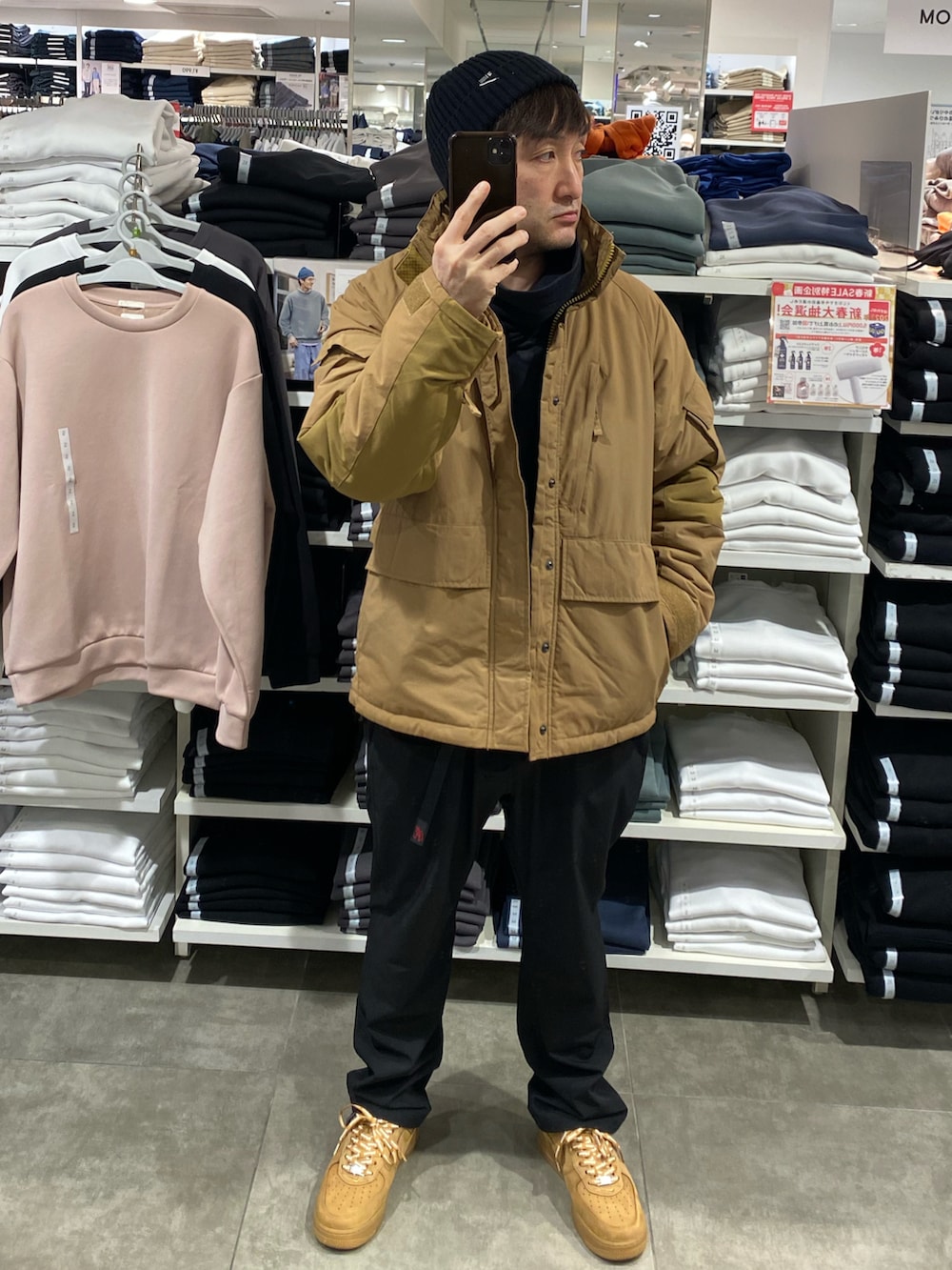 ベージュ系のダウンジャケット/コート、ブラック系のその他パンツ、ブラウン系のスニーカーを着用したメンズの冬コーディネートの2枚目の写真