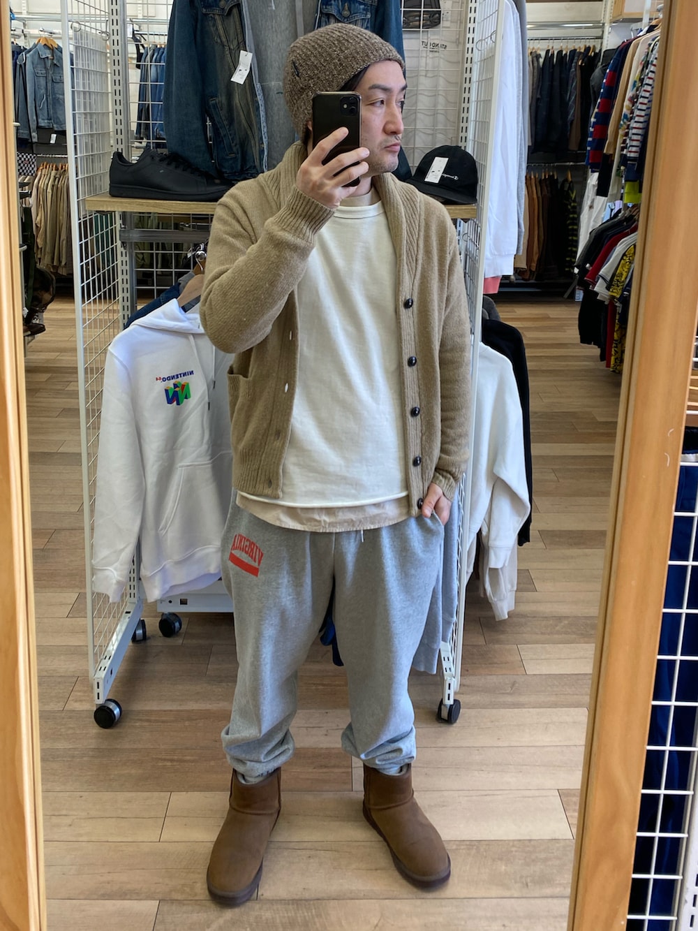 ベージュ系のジャケット/アウター、グレー系のスウェットパンツ、ブラウン系のブーツを着用したメンズの春コーディネートの2枚目の写真