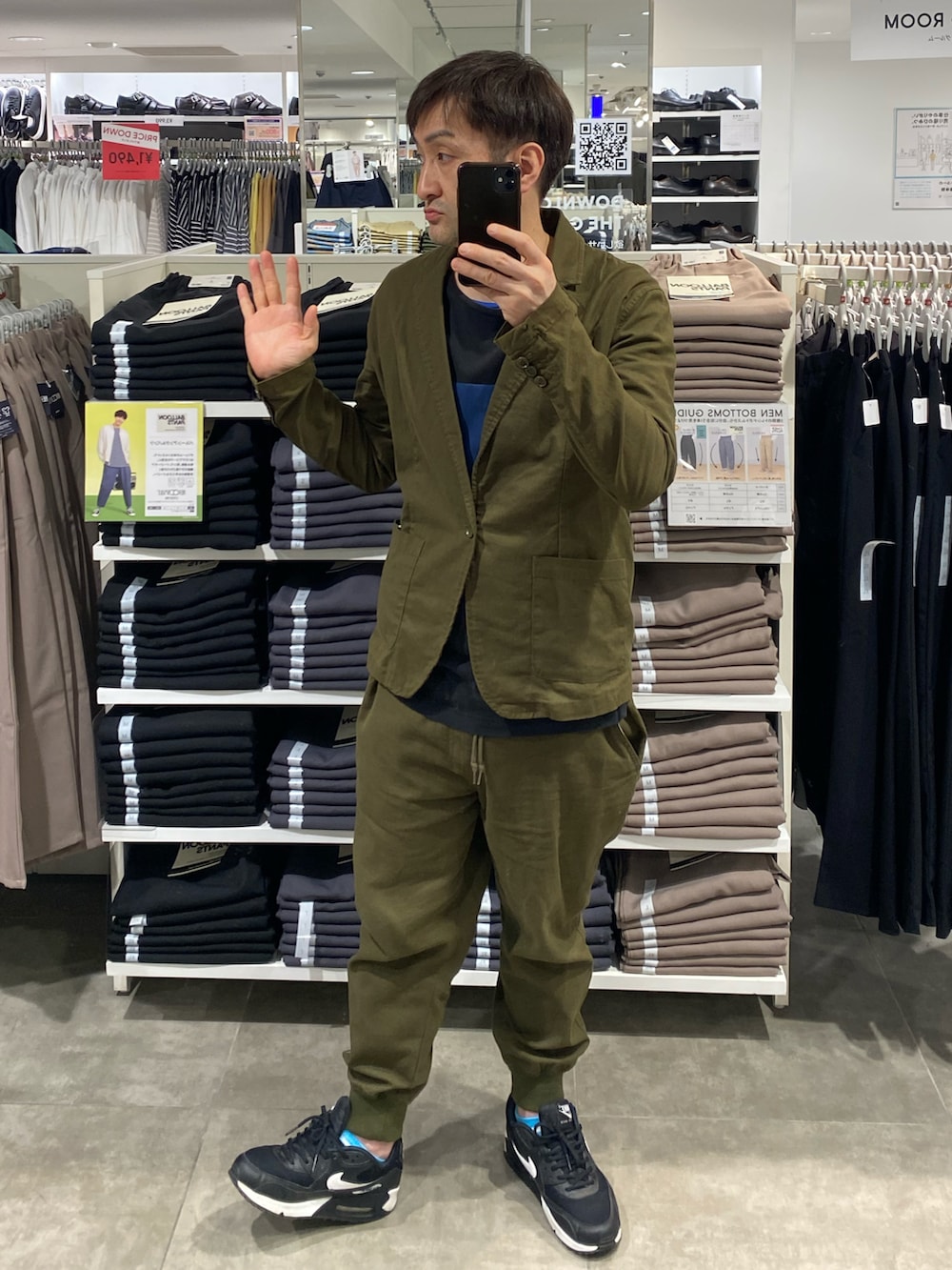 グリーン系のセットアップ、ブラック系のスニーカー、ブラック系のTシャツ/カットソーを着用したメンズの春コーディネートの2枚目の写真