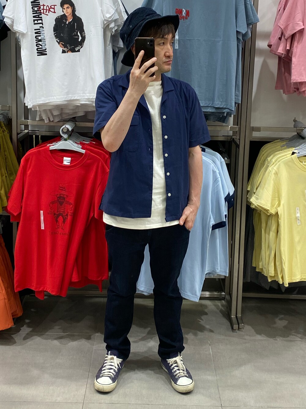 ブルー系のシャツ/ブラウス、ホワイト系のTシャツ/カットソー、ブルー系のデニムパンツを着用したメンズの夏コーディネートの3枚目の写真