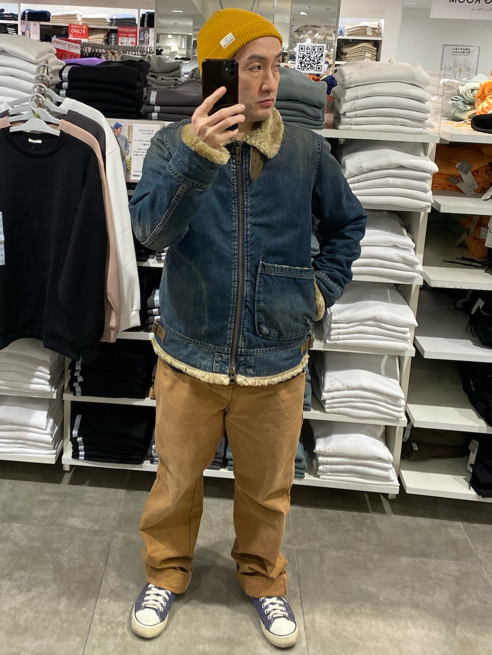 ブルー系のジャケット/アウター、ブラウン系のその他パンツ、ブルー系のスニーカーを着用したメンズの冬コーディネートの4枚目の写真